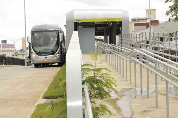 Corredor do BRT - Move, na avenida Cristiano Machado: estaes prontas em fevereiro, segundo a Prefeitura de BH(foto: Jair Amaral/EM/D.A. Press)