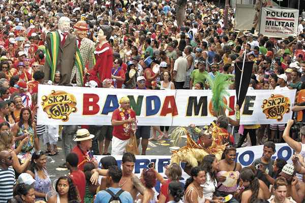 A irreverncia da Banda Mole marcaro o carnaval da cidade pelo 39 ano. Cerca de 50 mil folies so esperados(foto: Netun Lima/Divulgao)