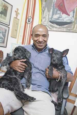 O radialista Carlos Antnio com as cadelas Ivie e Lisbela, que teve a tosse dos Canis: 