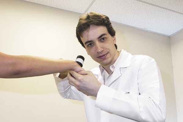 Rafael Moraes, mdico do Hospital Mater Dei: deteco da doena no incio pode elevar ndice de cura para 95%(foto: Eugnio Gurgel)