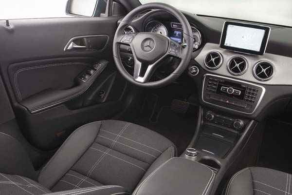 Interior do CLA: conforto e alta tecnologia de bordo, que permite ao motorista uma direo segura e confivel. Na Alemanha, o mote do modelo  %u201Co Mercedes que o papai no compraria%u201D(foto: Divulgao)