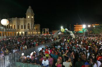 Milhares de pessoas acompanharam os shows na praa da Estao(foto: Eugnio Gurgel)