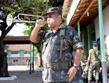 Fôlego de sobra: há 21 anos, o cabo José Luiz Cardoso repete cinco toques diferentes de corneta para alertar os colegas de batalhão(foto: Cláudio Cunha) Fôlego de sobra: há 21 anos, o cabo José Luiz Cardoso repete cinco toques diferentes de corneta para alertar os colegas de batalhão(foto: Cláudio Cunha)