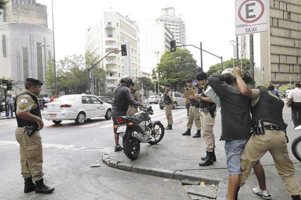 Blitz da Polcia Militar na Praa Sete, centro de BH: aes preventivas para coibir a criminalidade esto sendo intensificadas (foto: Jair Amaral/EM/D.A. Press)