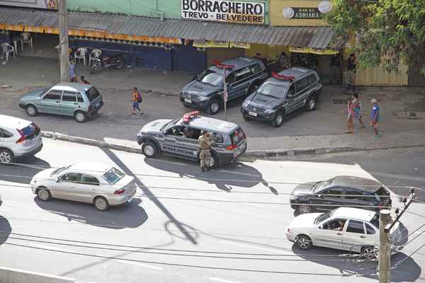 Batida policial na avenida Nossa Senhora do Carmo, prximo ao trevo do Belvedere:  regio registra assaltos constantes a motoristas parados no sinal(foto: Cludio Cunha)