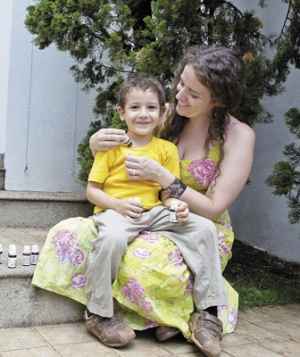 A terapeuta holstica Daniela Cuccia com o filho Pedro: 