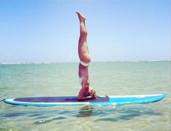 A atriz Carolina Dieckmann praticando yoga na prancha(foto: Instagram/ Reproduo)