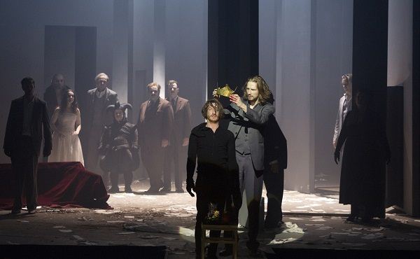 Hamlet interpretado pelo grupo alemo Berliner Ensemble, que faz parte do FIT-BH 2014(foto: Lucie Jansch/Divulgao)