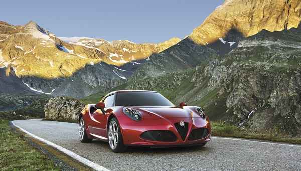 O 4C, o mais recente lanamento Alfa Romeo: aposta na reintroduo da marca milanesa no mercado norte-americano(foto: Divulgao)