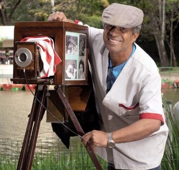 O �ltimo dos lambe-lambes: Francisco Alves, o Chico Manco, teve de se modernizar, mas ainda mant�m sua antiga c�mera companheira de batalha(foto: Geraldo Goulart/Encontro)