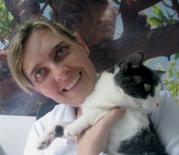 A veterinria Myrian Iser e o gato Raul Michel, que est em tratamento constante contra a leucemia(foto: Clnica Veterinria Gato Leo Dourado/Divulgao)