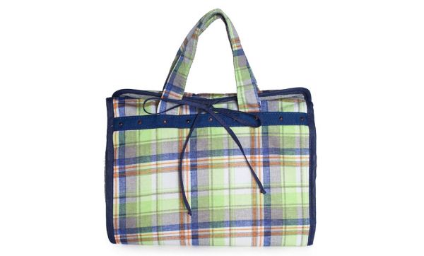 Necessaire Jogê multiuso xadrez Oregon - R$ 149. Informações: 0800-11-8555 (foto: Divulgação) Necessaire Jogê multiuso xadrez Oregon - R$ 149. Informações: 0800-11-8555 (foto: Divulgação)