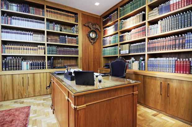 Acervo restaurado: no início do ano, mais de mil livros da biblioteca, entre eles obras raras, receberam os cuidados de funcionários da Biblioteca Pública Estadual Luís de Bessa e do Arquivo Público Mineiro(foto: Carlos Alberto/Agência Minas/Divulgação) Acervo restaurado: no início do ano, mais de mil livros da biblioteca, entre eles obras raras, receberam os cuidados de funcionários da Biblioteca Pública Estadual Luís de Bessa e do Arquivo Público Mineiro(foto: Carlos Alberto/Agência Minas/Divulgação)