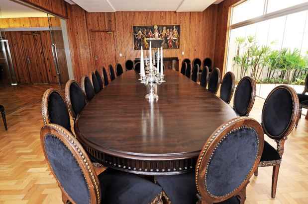 Onde come um, comem muitos: Itamar Franco, Aécio Neves e Eduardo Azeredo foram alguns dos políticos que costumavam encher a mesa de jantar, para 20 pessoas, durante encontros formais e informais(foto: Carlos Alberto/Agência Minas/Divulgação) Onde come um, comem muitos: Itamar Franco, Aécio Neves e Eduardo Azeredo foram alguns dos políticos que costumavam encher a mesa de jantar, para 20 pessoas, durante encontros formais e informais(foto: Carlos Alberto/Agência Minas/Divulgação)