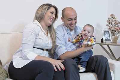 Thiago Reis com a mulher, Alessandra, e o filho, Bernardo: 