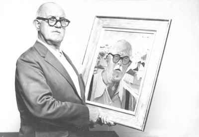 Guignard com um autorretrato, em 1961:  mais de 50 anos depois de sua morte, ele  referncia nas artes plsticas nacionais(foto: Jornal Estado de Minas/Acervo)