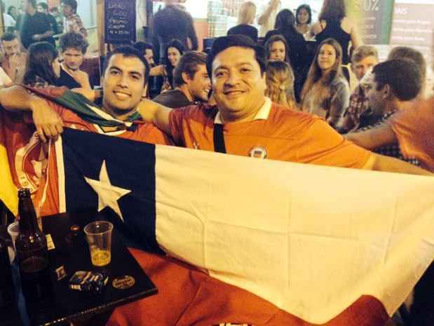 Os primos Esteban Salinas e Patricio Tamarn no se importam com uma possvel derrota do Chile, j que adoraram a receptividade brasileira(foto: Fernanda Nazar/Encontro Digital)