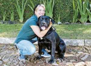 Liana de Carvalho Lott e a cadela Tera, Cane Corso de 5 anos, que  doadora: 