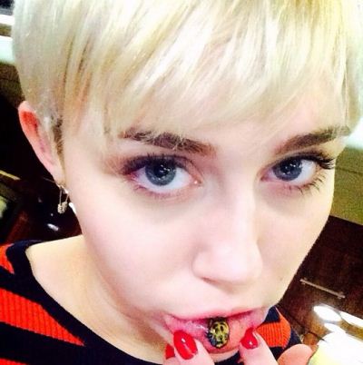 A polmica cantora Miley Cyrus tatuou um desenho de um gatinho triste na parte interna de seu lbio inferior, o que no  recomendado por especialistas(foto: Instagram/Miley Cyrus/Reproduo)