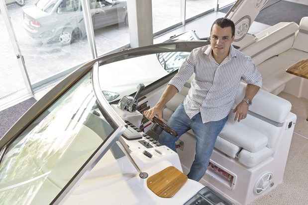 Rodrigo Freitas, em uma das lanchas  venda na  AvantGarde: atrao em meio a carros de luxo(foto: Samuel G)
