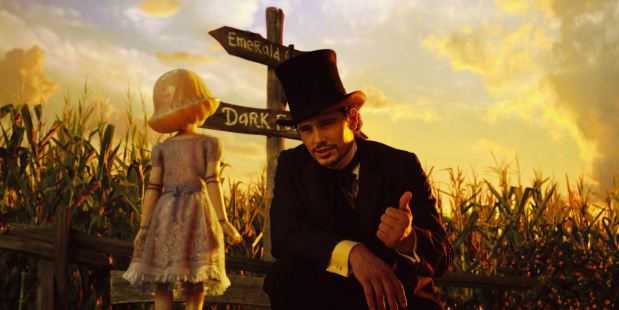 James Franco interpreta o Mgico de Oz, na verso de 2013 do clssico da MGM, e que mostra a histria por trs desse personagem que d nome ao mundo fantstico visitado por Dorothy(foto: Buena Vista/Divulgao)