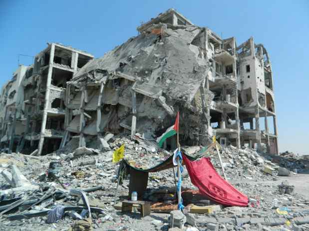 Uma cena comum nas cidades palestinas em Gaza: prdios residenciais completamente destrudos por msseis israelenses(foto: Arquivo Pessoal)