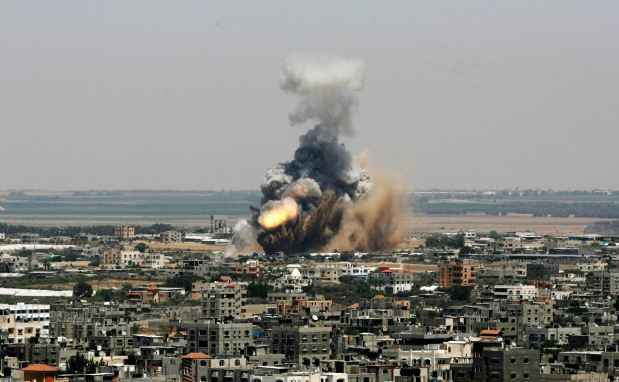 Mssil israelense atinge alvo numa cidade palestina na regio de Gaza(foto: Divulgao)