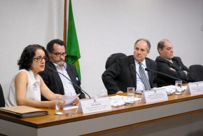 O senador Cristovam Buarque (centro), preside audincia pblica sobre legalizao da maconha: 