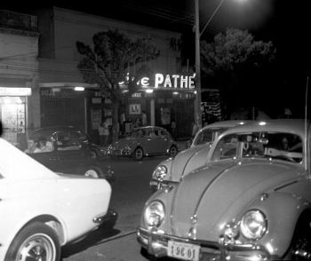 O charmoso letreiro luminoso do Cine Path ainda convidava os belo-horizontinos para uma sesso de cinema na dcada de 1970(foto: Arquivo EM/D.A Press)