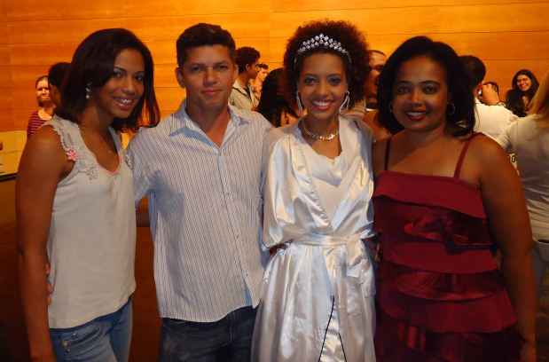 A miss Karen Porfiro com a irm, Kellen Cristina Rosrio, o pai, Rinaldo de Sousa Rosrio, e a me, Penha Alda Porfiro: 