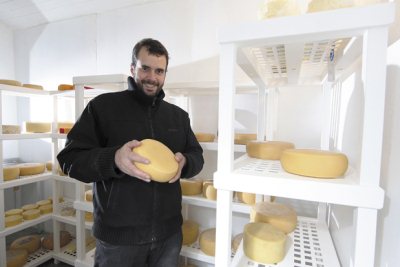 O mestre queijeiro Bruno Cabral, que no s vende como defende o produto feito em Minas: 