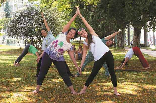 Professora de ioga h 16 anos, Solange Pacheco (esq.) com alunas da modalidade: 