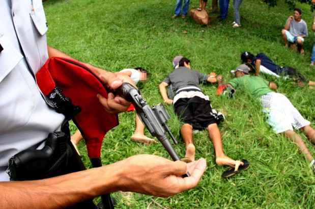 A violncia praticada por menores, que chegam a usar arma de fogo, deve ser combatida por medidas socioeducativas, segundo especialista do CRISP(foto: Claudio Reis/Divulgao)