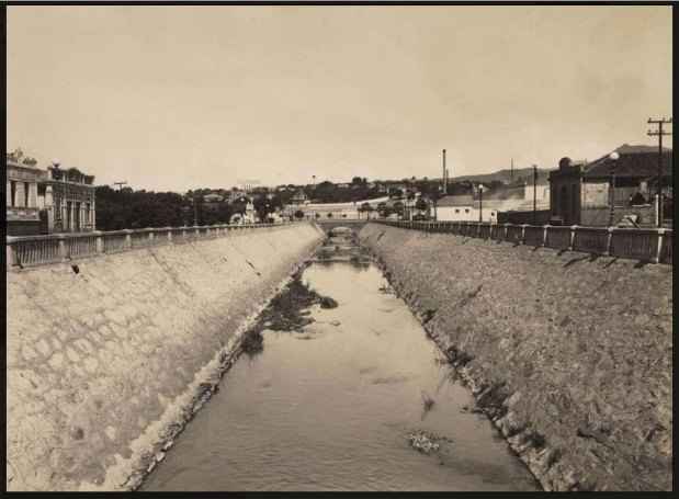 Foto dos anos 1920 mostra o rio Arrudas na regio da praa da Estao, no centro da capital(foto: Arquivo Pblico Mineiro/Curraldelrei.blogspot.com.br/Reproduo)
