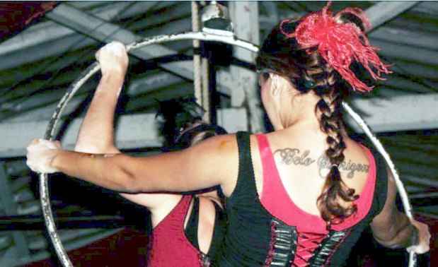 A professora de circo Ana Mel Oliveira tatuou o nome da capital mineira bem grande em suas costas(foto: Facebook/Reproduo)
