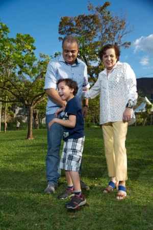 Leandro com a me, Regina Ramires, e Bencio: ela orgulha-se de o filho ter escolhido o caminho da medicina e da evoluo no tratamento do neto(foto: Cludio Cunha)