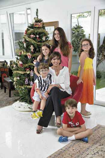 Nazareth Teixeira da Costa com os netos (em pé, sentido horário): Maria Eduarda, Laura e Maria Clara; (sentados): Henrique (de óculos) e Leonardo: Nazareth Teixeira da Costa com os netos (em pé, sentido horário): Maria Eduarda, Laura e Maria Clara; (sentados): Henrique (de óculos) e Leonardo: