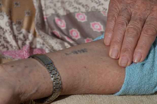 No braço esquerdo, Chanah Flam guarda o número tatuado pelos nazistas, que marcavam todos os prisioneiros que chegavam a Auschwitz(foto: Cláudio Cunha) No braço esquerdo, Chanah Flam guarda o número tatuado pelos nazistas, que marcavam todos os prisioneiros que chegavam a Auschwitz(foto: Cláudio Cunha)