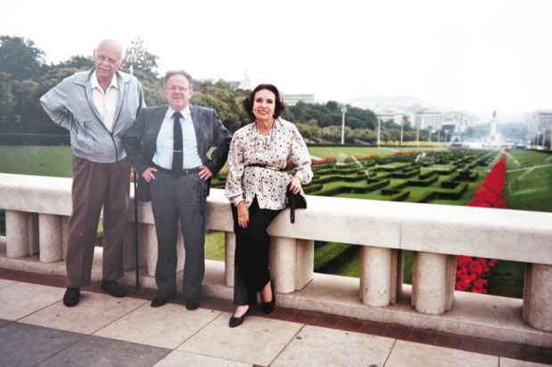 Paulo Saliba com o ex-presidente do Equador Sixto Duran Ballén e a ex-primeira dama Josefina Ballén, amigos que cultivou em suas viagens(foto: Samuel Gê/Reprodução
) Paulo Saliba com o ex-presidente do Equador Sixto Duran Ballén e a ex-primeira dama Josefina Ballén, amigos que cultivou em suas viagens(foto: Samuel Gê/Reprodução
)