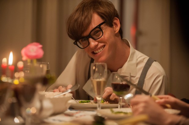 O ator inglês Eddie Redmayne está impecável no papel do físico Stephen Hawkings no filme biográfico A Teoria de Tudo(foto: Universal Pictures/Divulgação) O ator inglês Eddie Redmayne está impecável no papel do físico Stephen Hawkings no filme biográfico A Teoria de Tudo(foto: Universal Pictures/Divulgação)