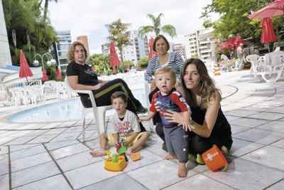 A advogada Silvia Marinho com os filhos Paulo e Lucas, à frente; atrás, a mãe da advogada, Maria Célia, e a avó Celisa: clube se transformou em ponto de encontro das quatro gerações da família(foto: Samuel Gê/Encontro) A advogada Silvia Marinho com os filhos Paulo e Lucas, à frente; atrás, a mãe da advogada, Maria Célia, e a avó Celisa: clube se transformou em ponto de encontro das quatro gerações da família(foto: Samuel Gê/Encontro)