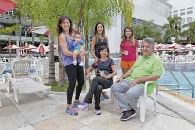 O oftalmologista Sérgio Barbi, que frequenta o Minas há 40 anos, com a esposa Regina, as filhas Juliana, Daniela e Mariana, além do netinho Leonardo: O oftalmologista Sérgio Barbi, que frequenta o Minas há 40 anos, com a esposa Regina, as filhas Juliana, Daniela e Mariana, além do netinho Leonardo: