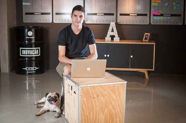 João Marcos Lopes, que trabalha na agência Plan B, com seu pug Steve Jobs, que já se tornou figurinha conhecida na empresa: João Marcos Lopes, que trabalha na agência Plan B, com seu pug Steve Jobs, que já se tornou figurinha conhecida na empresa: