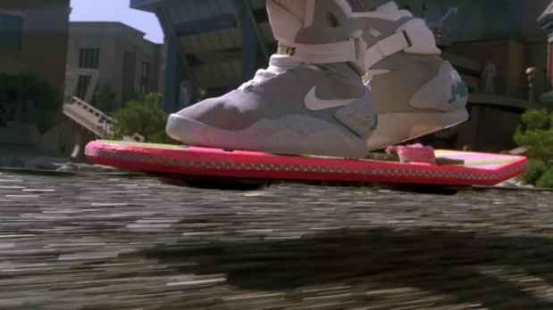 No filme De Volta para o Futuro II, de 1989, Marty McFly Jr., interpretado por Michael J. Fox, usa um skate voador para fugir de uma gangue de encrenqueiros(foto: Universal Pictures/Divulgação) No filme De Volta para o Futuro II, de 1989, Marty McFly Jr., interpretado por Michael J. Fox, usa um skate voador para fugir de uma gangue de encrenqueiros(foto: Universal Pictures/Divulgação)