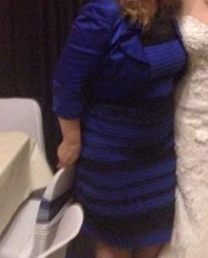 Aí está a tonalidade original do vestido inglês que custa 55 libras e que parou o mundo: azul e preto(foto: Internet/Reprodução) Aí está a tonalidade original do vestido inglês que custa 55 libras e que parou o mundo: azul e preto(foto: Internet/Reprodução)