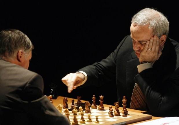 O enxadrista russo Garry Kasparov (dir.) é considerado o melhor jogador de xadrez de todos os tempos e um exemplo para muitos apaixonados por esse esporte(foto: REUTERS/Heino Kalis) O enxadrista russo Garry Kasparov (dir.) é considerado o melhor jogador de xadrez de todos os tempos e um exemplo para muitos apaixonados por esse esporte(foto: REUTERS/Heino Kalis)