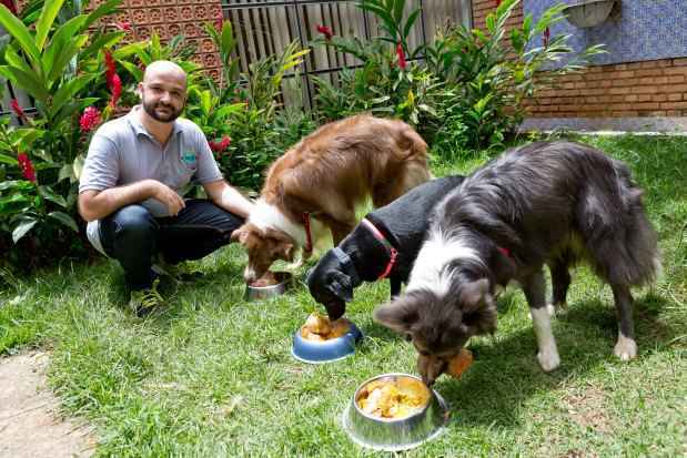 O adestrador Augusto Lavinas alimentou seus cães com ração, até observar que um deles estava a cada dia mais obeso: O adestrador Augusto Lavinas alimentou seus cães com ração, até observar que um deles estava a cada dia mais obeso: