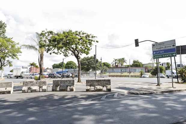 Avenida Santa Rosa: Placa indica a possibilidade de virar à esquerda (UFMG e centro), mas a via está fechada, obrigando o motorista a virar à direita na Antônio Carlos. A BHTrans informou que providenciará o ajuste(foto: Samuel Gê/Encontro) Avenida Santa Rosa: Placa indica a possibilidade de virar à esquerda (UFMG e centro), mas a via está fechada, obrigando o motorista a virar à direita na Antônio Carlos. A BHTrans informou que providenciará o ajuste(foto: Samuel Gê/Encontro)