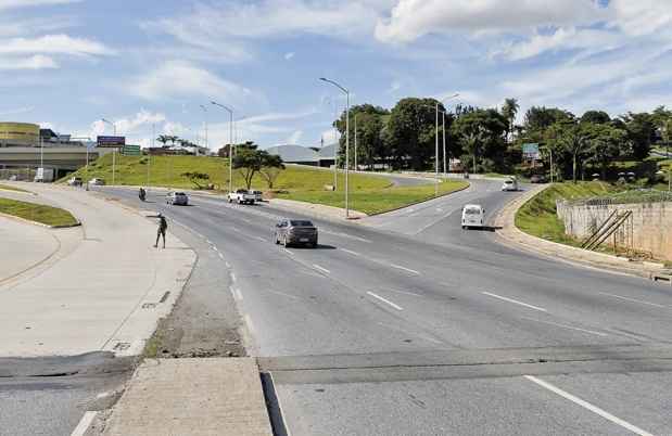 Barragem da Pampulha: Há placas indicativas da avenida Pedro I e de bairros da região e da igreja São Francisco e Zoológico. Entretanto, uma terceira possibilidade de caminho, que permite o retorno e o acesso ao bairro Santa Amélia, está sem placa. Segundo a BHTrans, as placas definitivas ainda não passaram pela revisão final(foto: Samuel Gê/Encontro) Barragem da Pampulha: Há placas indicativas da avenida Pedro I e de bairros da região e da igreja São Francisco e Zoológico. Entretanto, uma terceira possibilidade de caminho, que permite o retorno e o acesso ao bairro Santa Amélia, está sem placa. Segundo a BHTrans, as placas definitivas ainda não passaram pela revisão final(foto: Samuel Gê/Encontro)