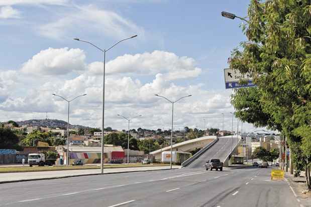 Avenida Pedro I: Na altura do parque Lagoa do Nado, há um viaduto ainda sem identificação. Há placa indicativa de bairro, mas a sinalização fica muito próxima do viaduto, sendo que a via que leva ao elevado também oferece outras opções de caminho. De acordo com a BHTrans, somente com o término das obras será feita a mudança das placas(foto: Samuel Gê/Encontro) Avenida Pedro I: Na altura do parque Lagoa do Nado, há um viaduto ainda sem identificação. Há placa indicativa de bairro, mas a sinalização fica muito próxima do viaduto, sendo que a via que leva ao elevado também oferece outras opções de caminho. De acordo com a BHTrans, somente com o término das obras será feita a mudança das placas(foto: Samuel Gê/Encontro)